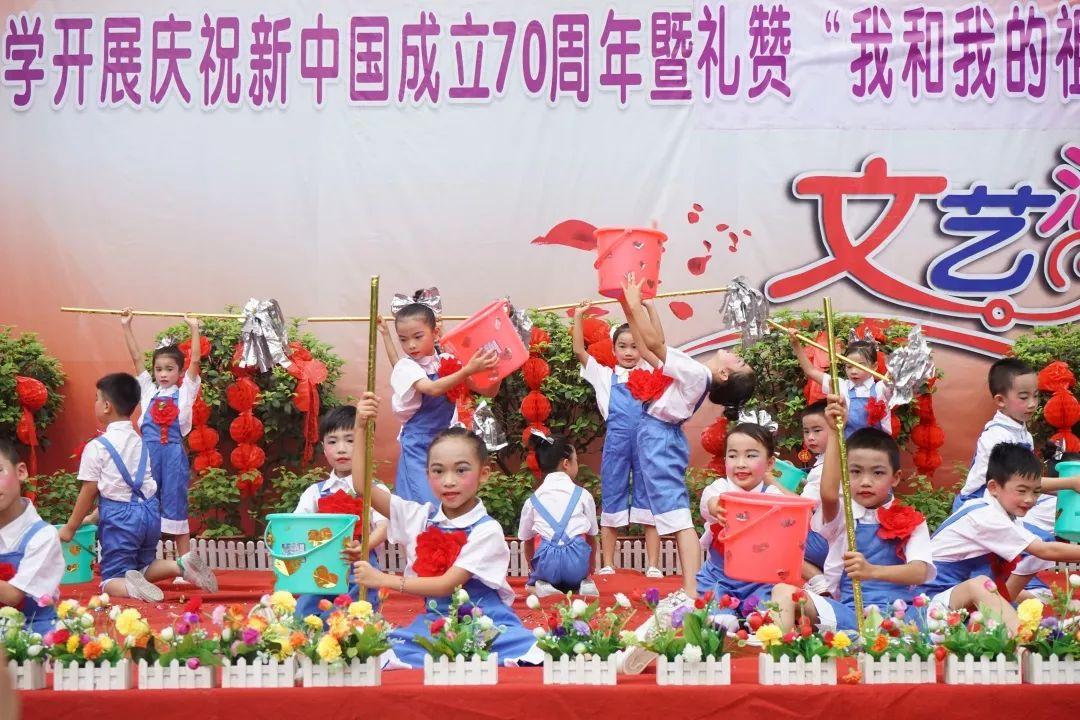 这个人属于卑微吗？值得挠她的脚吗？游戏画面