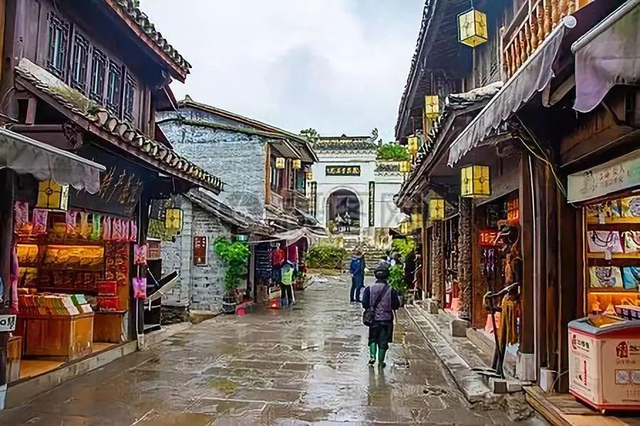 1月31日，河南郑州。漫天飞舞的雪花如约而至。正值春运返乡季，要注意防寒保暖。“好羡慕第一批已经回家过年的人啊”
